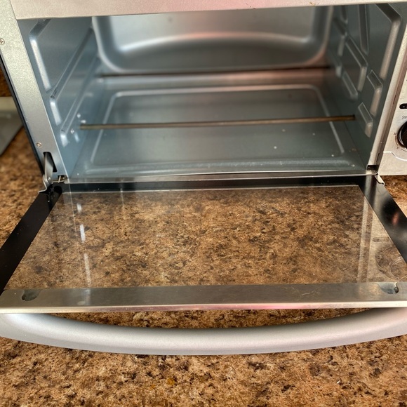 Hamilton Beach Silver Toaster Oven with Black Accents - Picture 3 of 11